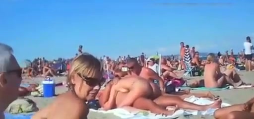 Porr på stranden med ett kåt par