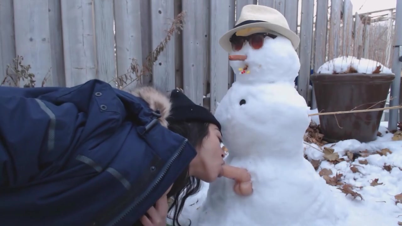 Flickan gör sex med en snögubbe utomhus bild