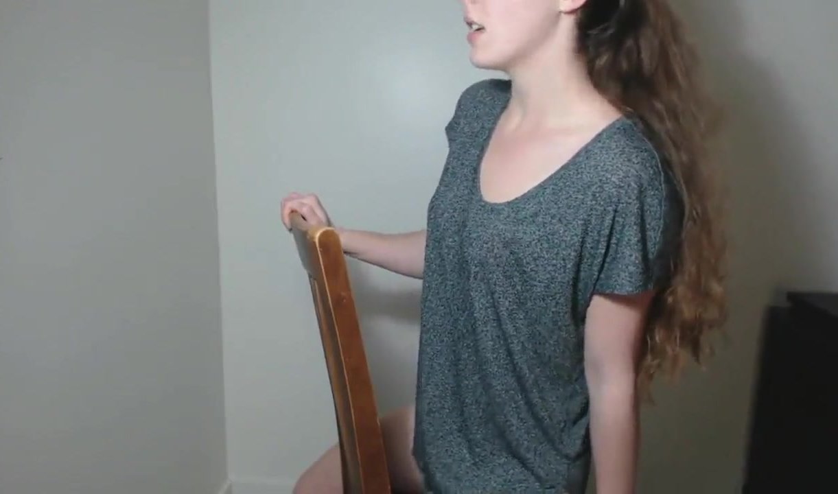 En ung kåt flicka hittar en stol att onanera och når sann orgasm Foto Foto
