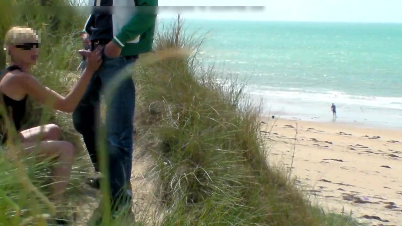 Offentlig handjob med cumshot på stranden gömd i buskarna