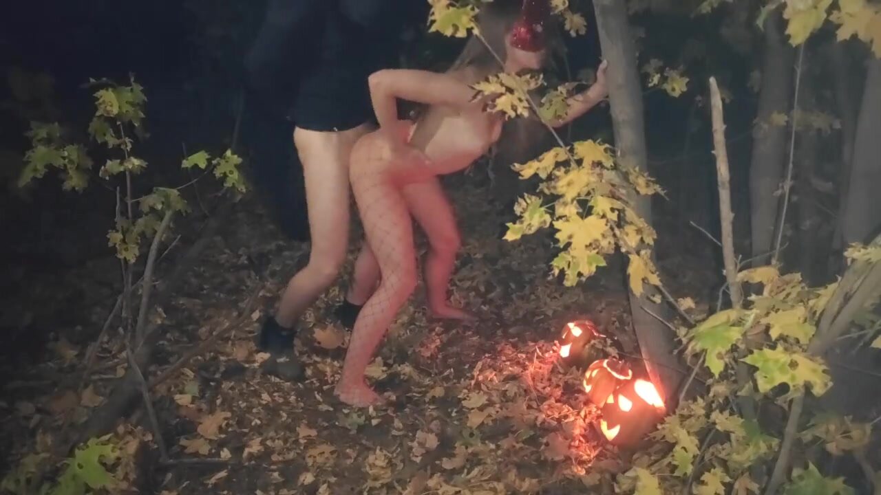 Amatör par gör sex i skogen på Halloween Foto