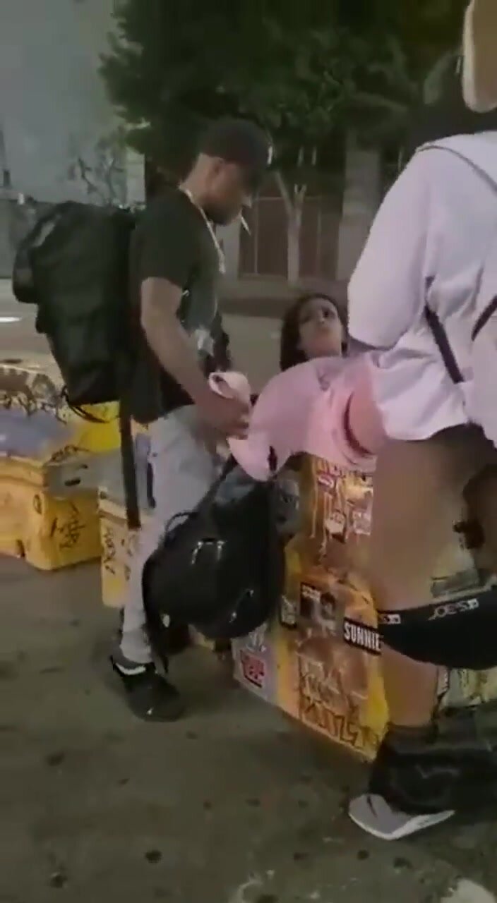 Upprörande utomhussex en ung kvinna knullas av två hemlösa svarta män Vuxenbild