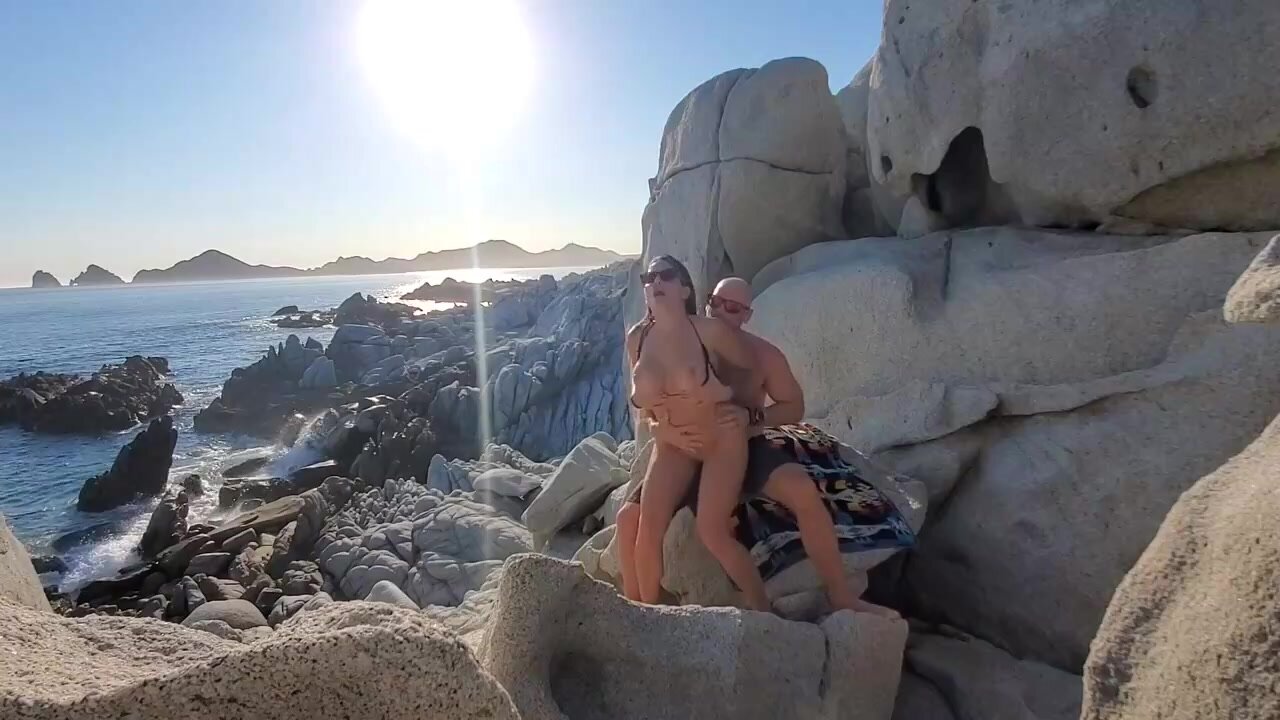 Fantastiskt sex på stranden med fantastisk kvinna Foto bild